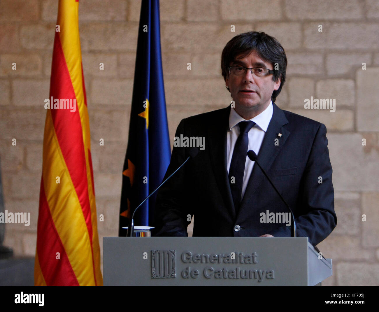 Barcellona, Spagna. 26 ottobre, 2017. Presidente della Catalogna, Carles Puigdemont, dà un discorso presso il Palau de la Generalitat nel centro di Barcellona oggi 26.10.2017. Il suo discorso sottolineando la risposta alla centrale di governi spagnoli la decisione di applicare l'articolo 155. Dichiarazione del presidente de la Generalitat de Catalunya, Carles Puigdemont, in risposta al governo spagnolo la decisione di applicare l'articolo 155, il che significa che la sospensione di autonomia della Catalogna. Credito: ricca bowen/Alamy Live News Foto Stock