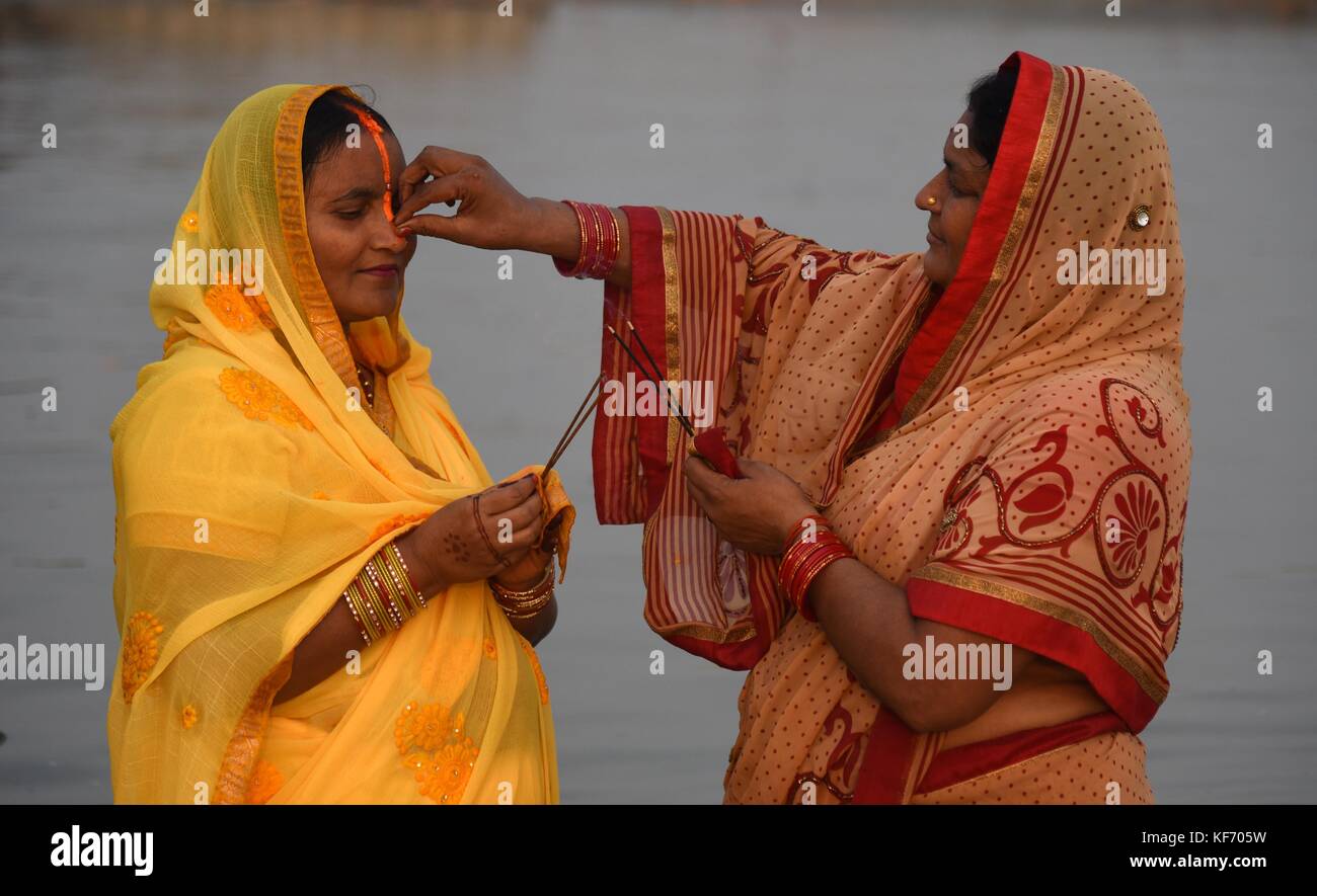 Alahabad, Uttar Pradesh, India. 26 Ottobre 2017. Allahabad: Donne che si applicano a vicenda come offrono la preghiera al Sole durante il Tramonto in occasione della festa Chhath puja a Sangam, la confluenza del fiume Ganga, Yamuna e mitologico Saraswati in Allahabad il 26-10-2017. Credit: Prabhat Kumar Verma/ZUMA Wire/Alamy Live News Foto Stock