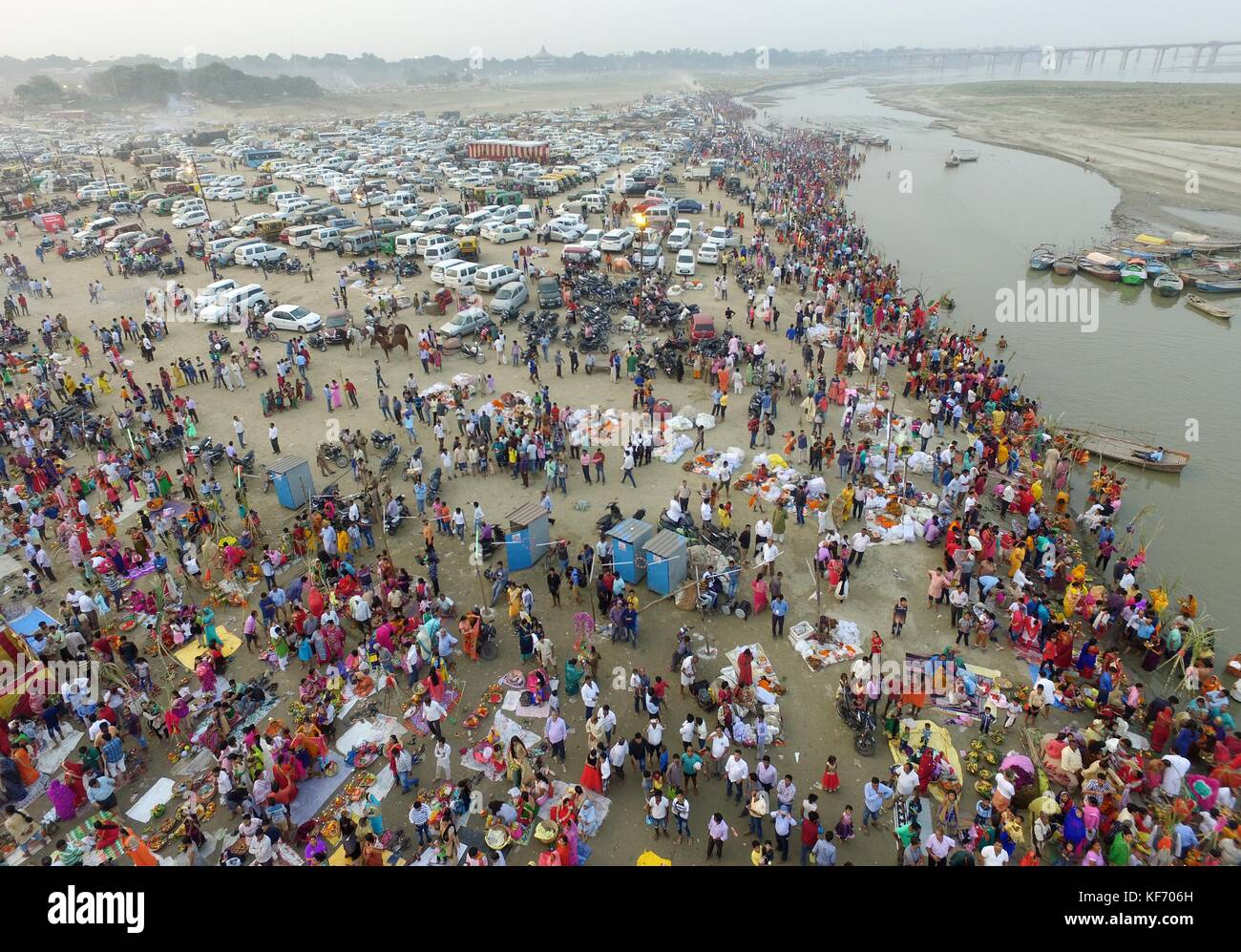 Alahabad, Uttar Pradesh, India. 26 Ottobre 2017. Allahabad: Devoto indù offrire preghiera al Sole durante il tramonto in occasione del festival Chhath puja a Sangam, la confluenza del fiume Ganga, Yamuna e mitologico Saraswati in Allahabad il 26-10-2017. Credit: Prabhat Kumar Verma/ZUMA Wire/Alamy Live News Foto Stock