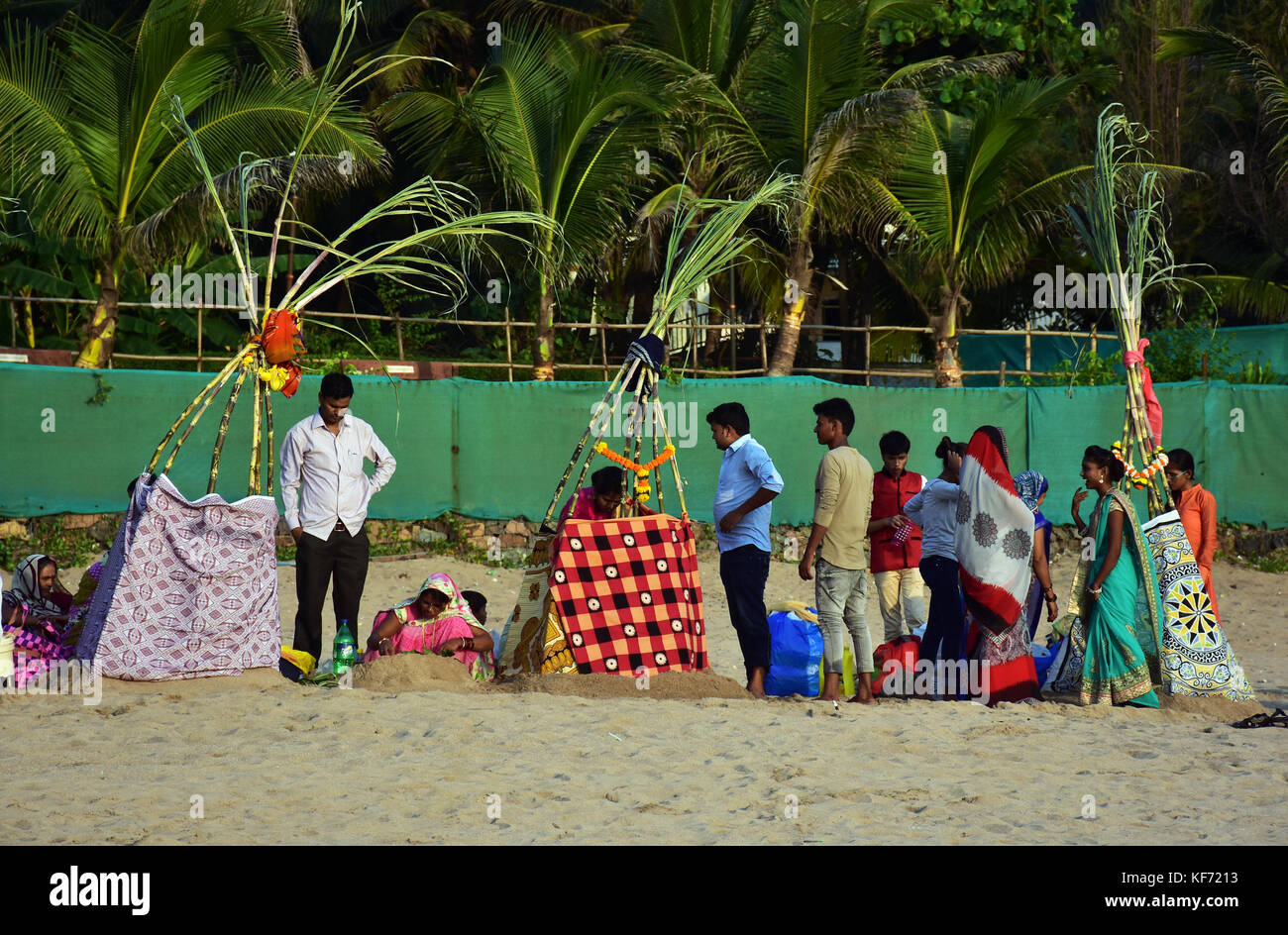 Mumbai, India. 26 ott 2017. devoti celebra la chhath puja festival presso spiaggia Juhu di Mumbai. Credito: azhar khan/alamy live news Foto Stock