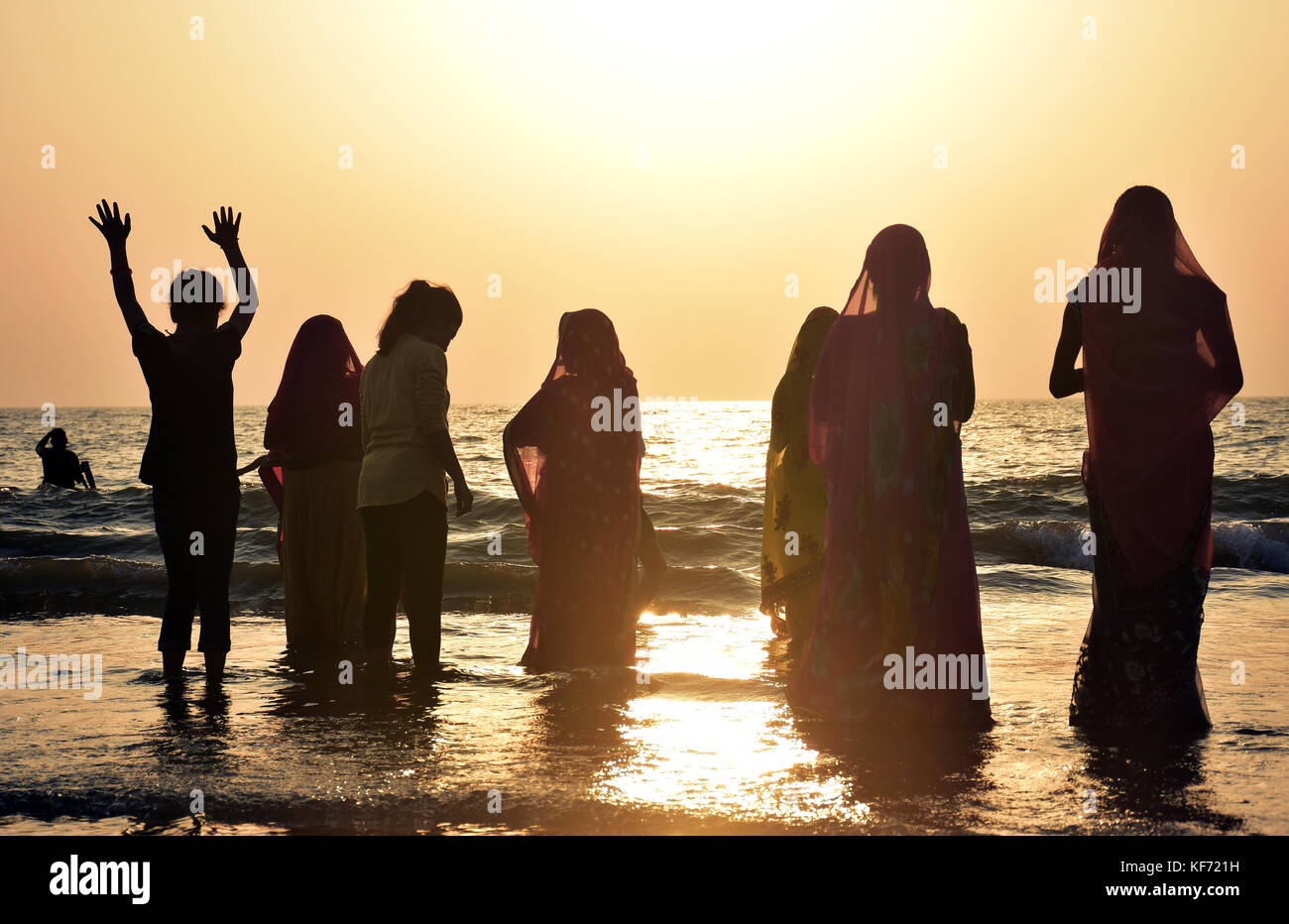 Mumbai, India. 26 ott 2017. devoti celebra la chhath puja festival presso spiaggia Juhu di Mumbai. Credito: azhar khan/alamy live news Foto Stock