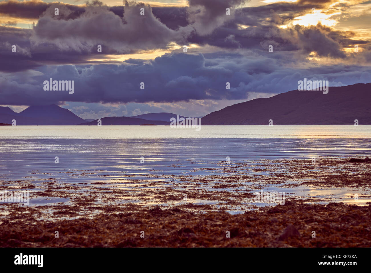 Serata drammatica cieli in loch carron sulla costa ovest della Scozia. dovuta ad ovest da ardaneaskan sulla sponda nord del loch carron. ross-shire, SCOZIA Foto Stock