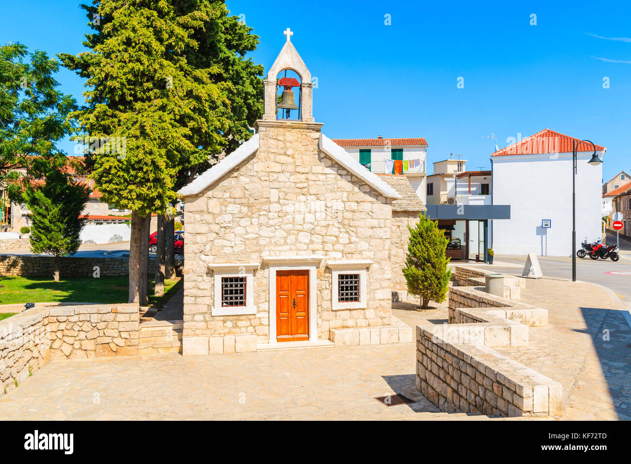 Piccola chiesa nella città di Primosten park, Dalmazia, Croazia Foto Stock