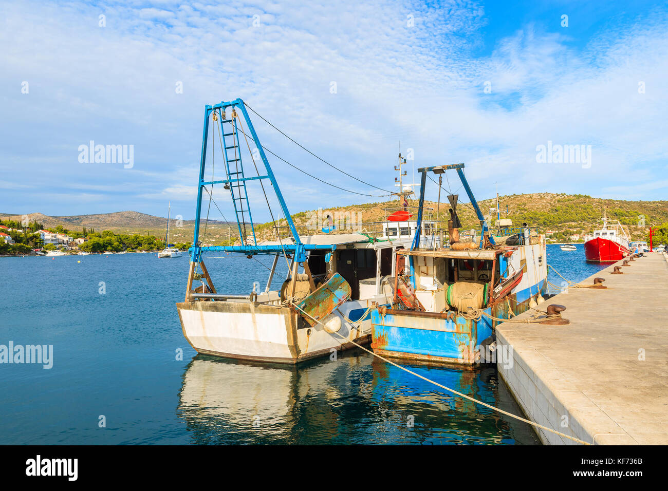 Barche da pesca sul mare blu in Rogoznica porta, Dalmazia, Croazia Foto Stock