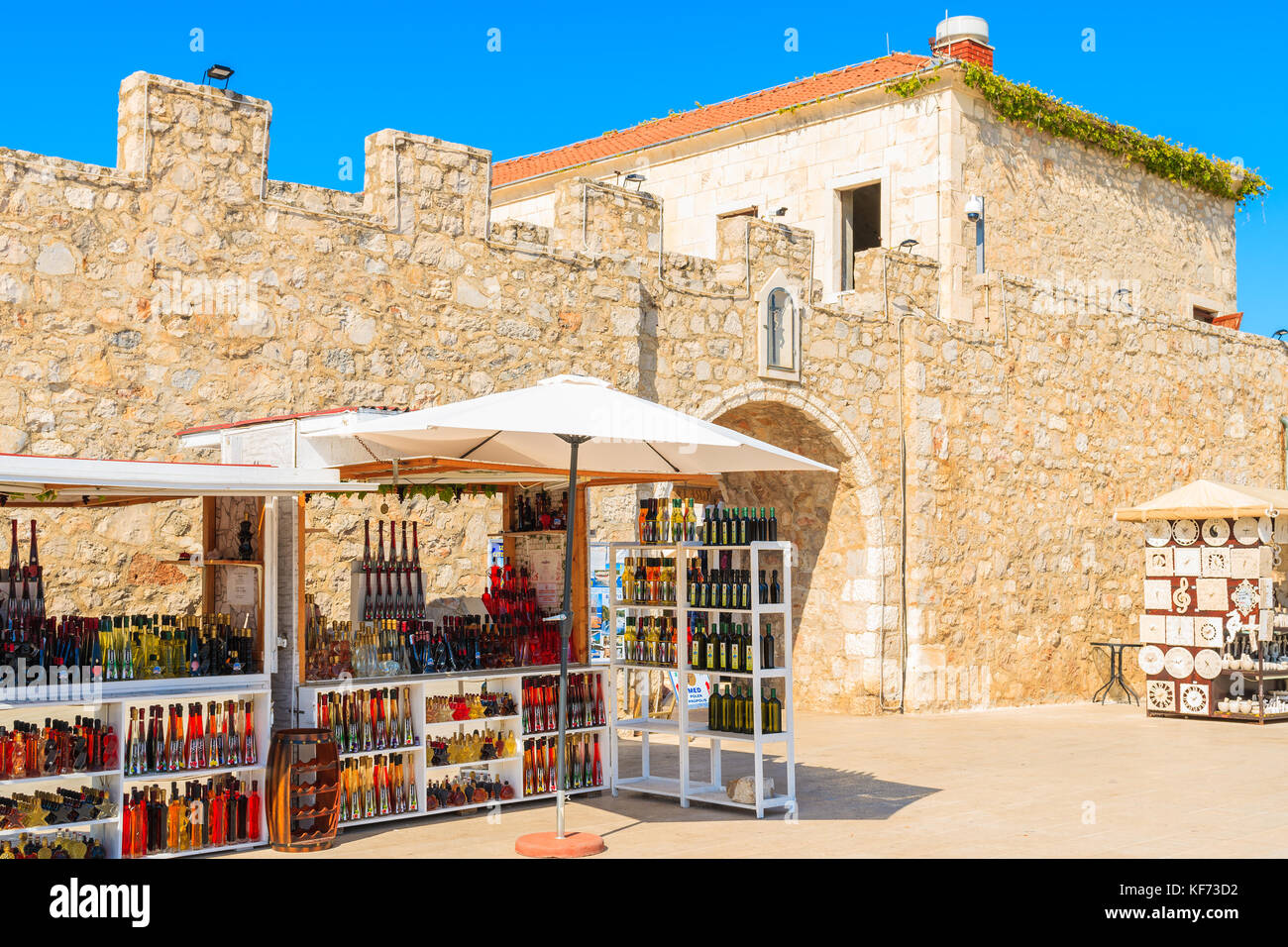 PRIMOSTEN, Croazia - il Sep 5, 2017: bancarelle con artigianato locale negozio di souvenir di fronte a old town gate in Primosten, Dalmazia, Croazia. Foto Stock