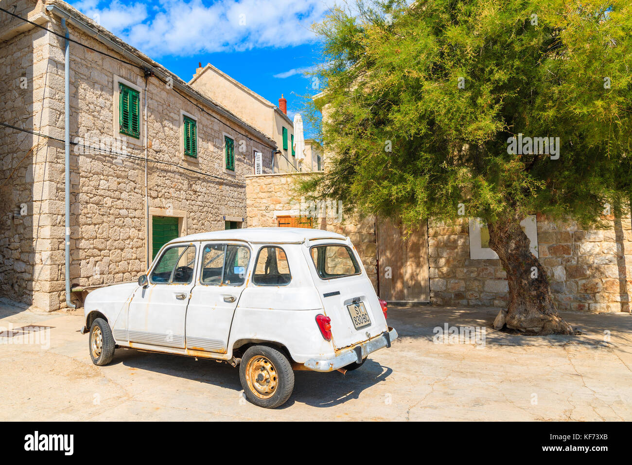 Città di Primosten, Croazia - 5 Sep, 2017: retrò classico parcheggio auto di fronte a una casa in Primošten città vecchia, Dalmazia, Croazia. Foto Stock