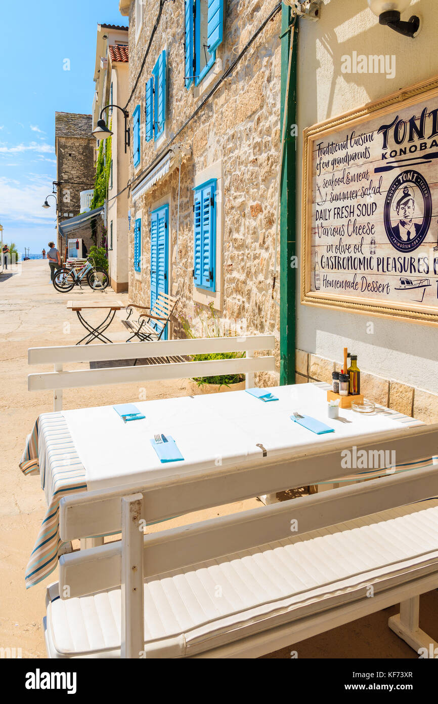 Città di Primosten, Croazia - 5 Sep, 2017: Tabella in locale e tradizionale ristorante sul lungomare costiere di Primošten città vecchia, Dalmazia, Croazia. Foto Stock