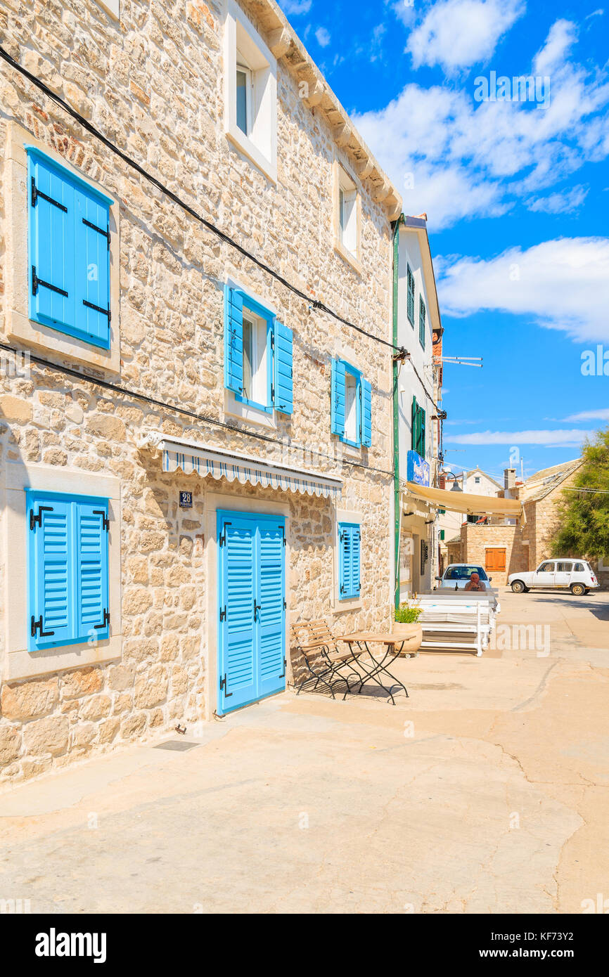 Città di Primosten, Croazia - 5 Sep, 2017: locale tradizionale ristorante sul lungomare costiere di Primošten città vecchia, Dalmazia, Croazia. Foto Stock