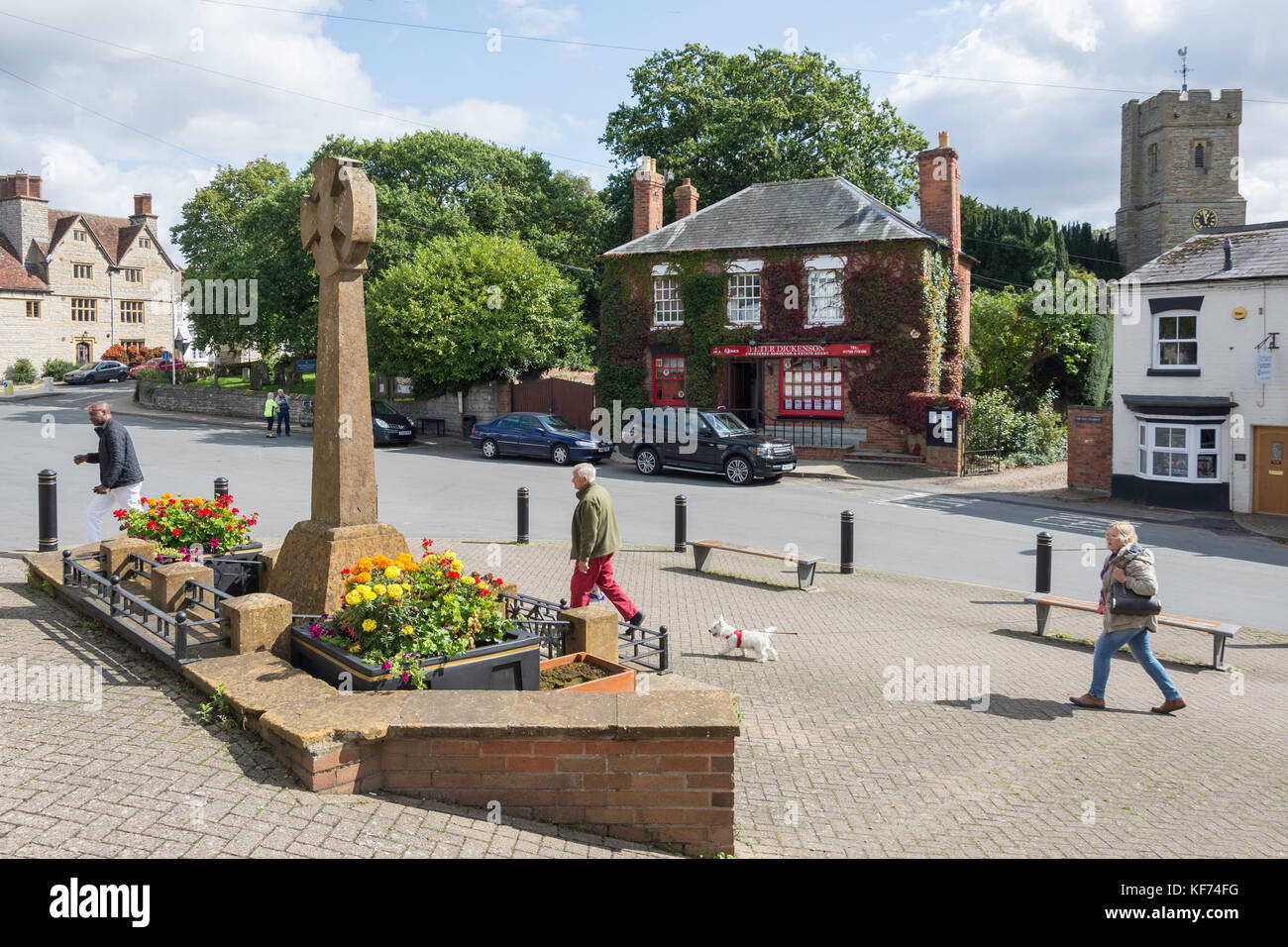 Piazza del Mercato che mostra st Laurence Chiesa, High Street, Bidford-on-Avon, Warwickshire, Inghilterra, Regno Unito Foto Stock