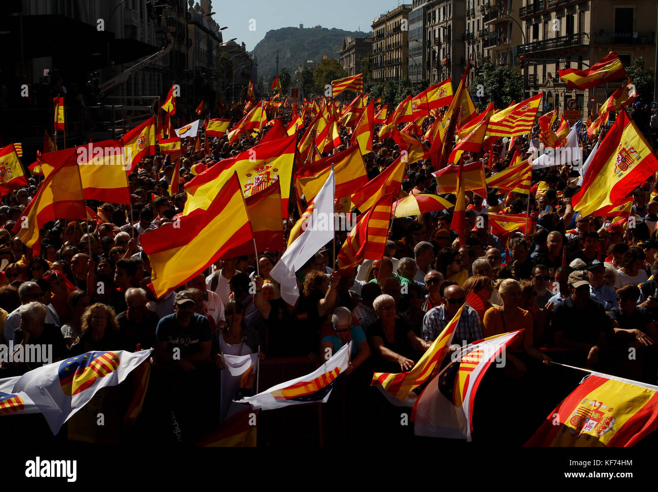 Barcellona, Spagna. 8 Ottobre 2017: centinaia di migliaia di Catalani gridare slogan come essi a piedi attraverso la città di Barcellona per protestare per l'unità Foto Stock