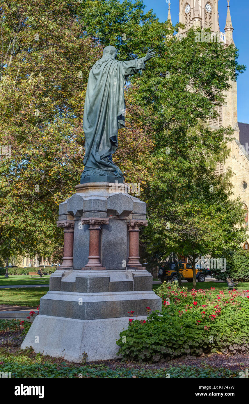 La cattedrale di Notre Dame, IN/USA - Ottobre 19, 2017: Statua di Gesù e la Basilica del Sacro Cuore nel campus dell Università di Notre Dame. Foto Stock