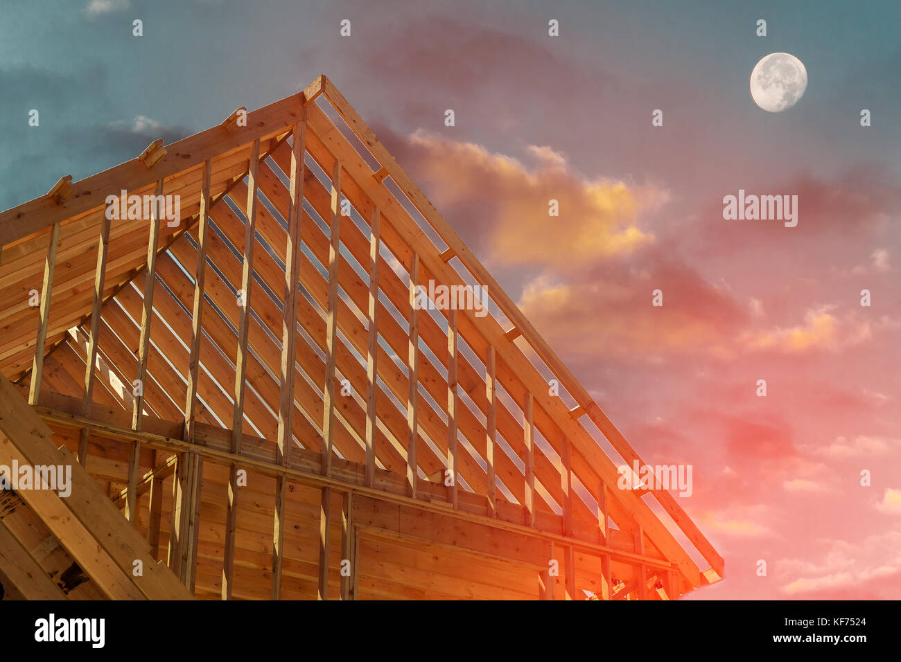 La costruzione e il tetto in corso a casa nuova Foto Stock