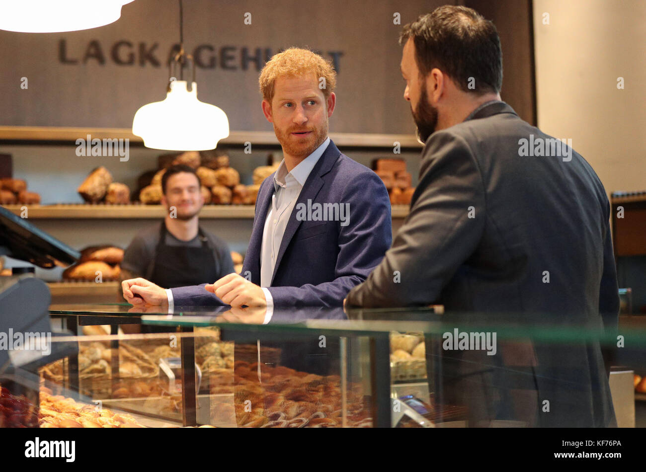 Il principe Harry incontra le persone coinvolte nella campagna One of US, che mira a sensibilizzare la salute mentale, in una panetteria di Hellerup, Copenaghen, durante la sua visita ufficiale in Danimarca. Foto Stock