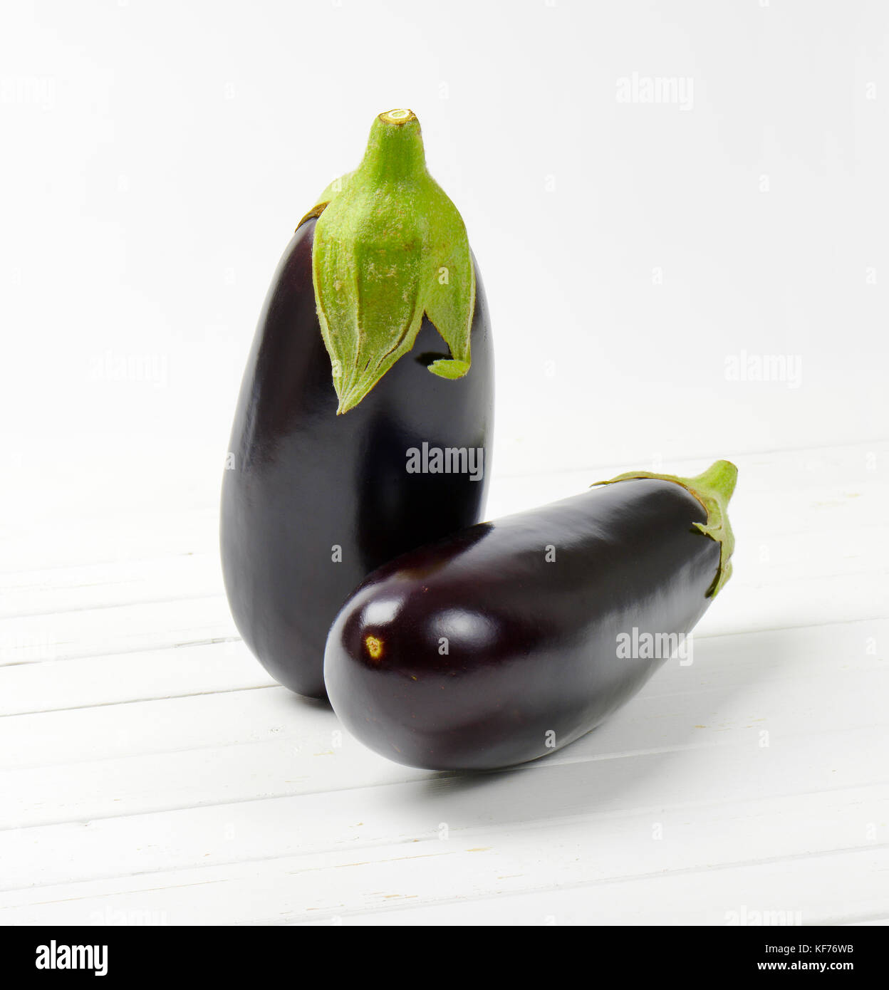 Due melanzane fresco bianco su sfondo di legno Foto Stock