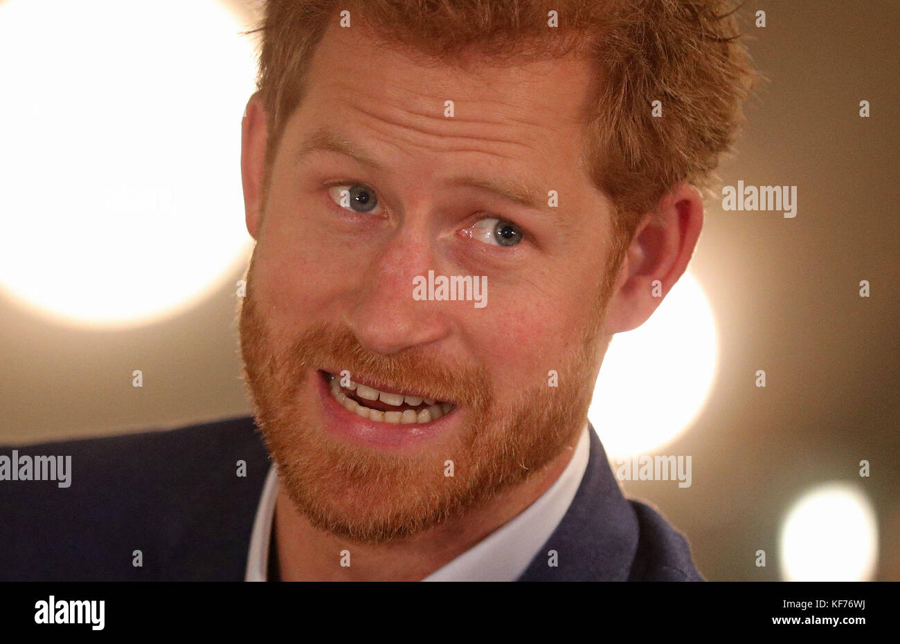 Il principe Harry incontra le persone coinvolte nella campagna One of US, che mira a sensibilizzare la salute mentale, in una panetteria di Hellerup, Copenaghen, durante la sua visita ufficiale in Danimarca. Foto Stock