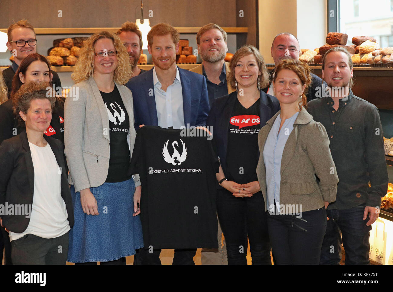 Il principe Harry incontra le persone coinvolte nella campagna One of US, che mira a sensibilizzare la salute mentale, in una panetteria di Hellerup, Copenaghen, durante la sua visita ufficiale in Danimarca. Foto Stock