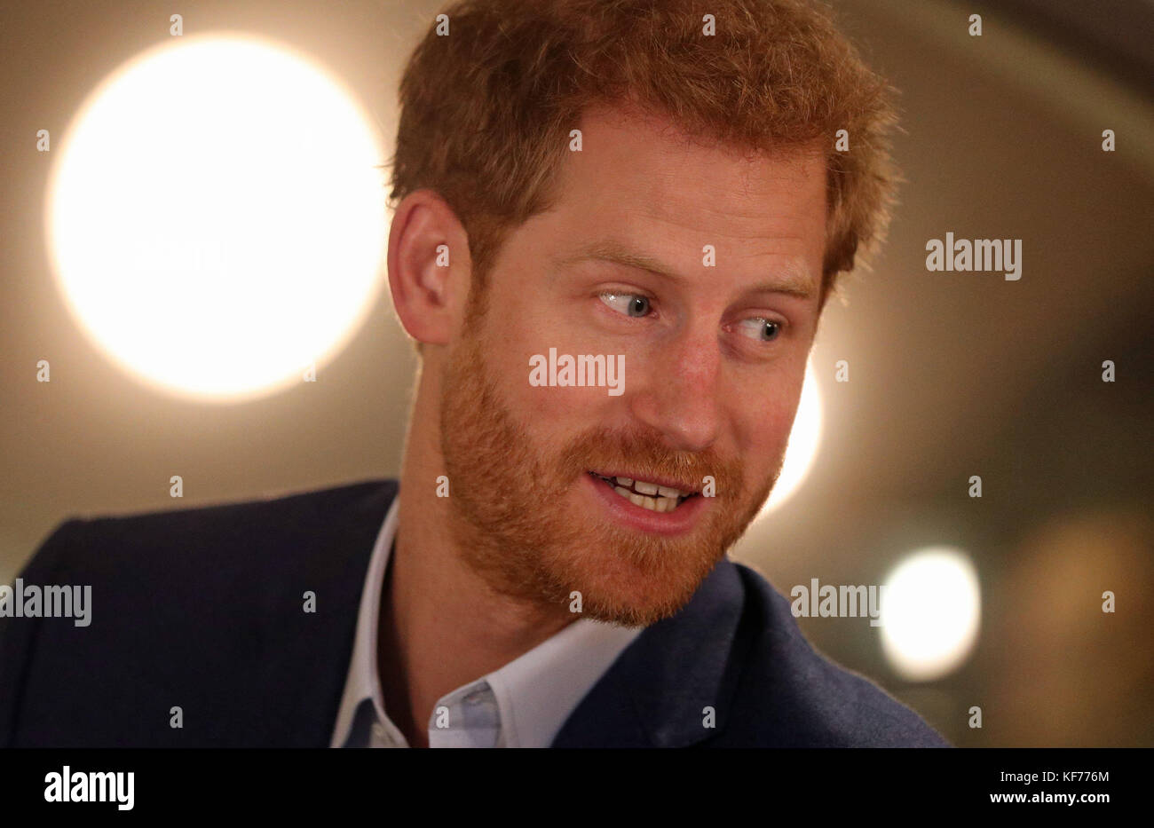 Il principe Harry incontra le persone coinvolte nella campagna One of US, che mira a sensibilizzare la salute mentale, in una panetteria di Hellerup, Copenaghen, durante la sua visita ufficiale in Danimarca. Foto Stock