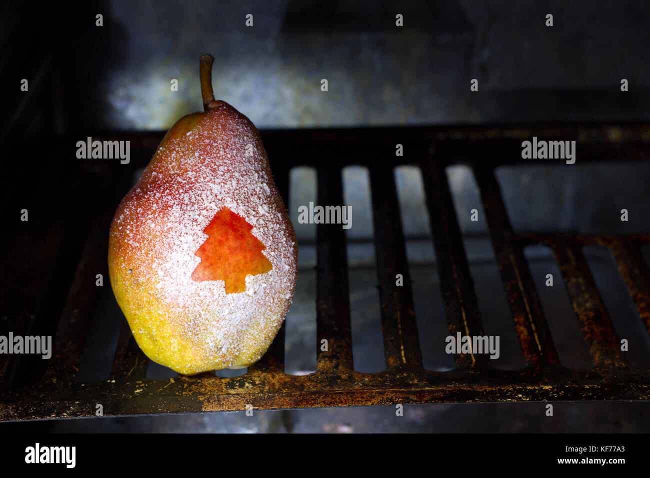 Natale astratto nevoso pera con albero in forno prima che il concetto di cottura Foto Stock
