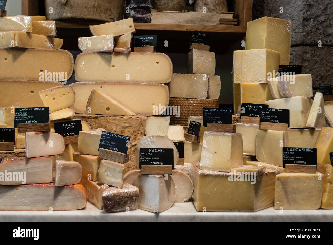 Un contatore di formaggio in un specialist cheese shop Foto Stock