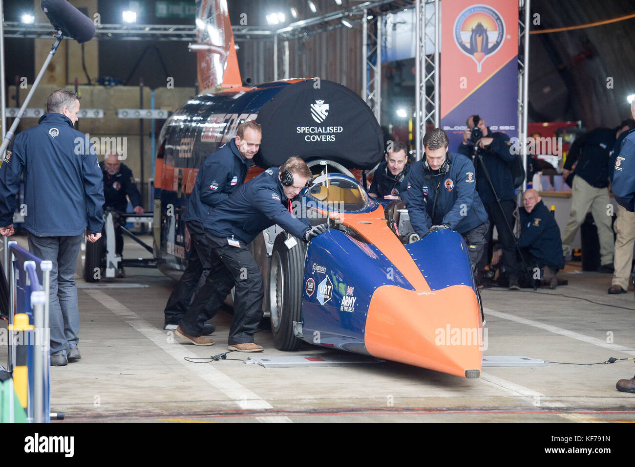 BLOODHOUND SSC viene spinto fuori dall'hangar dai tecnici dell'aeroporto di Newquay, Cornovaglia, dove l'auto supersonica si prepara a fare la sua prima corsa fino a 200 mph. Foto Stock