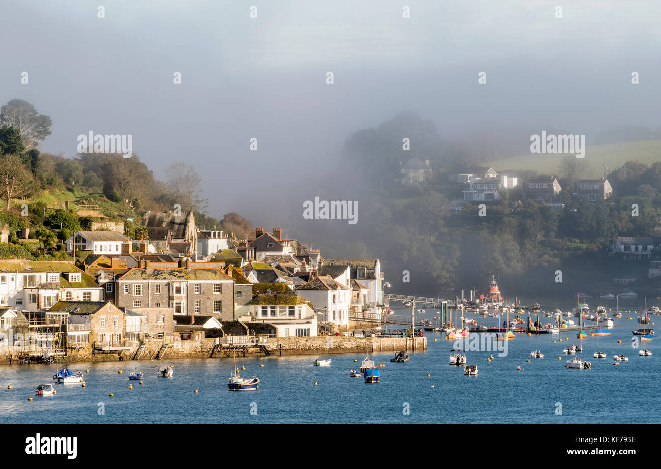 Sollevamento della nebbia dal fiume Fowey affacciato Fowey Foto Stock