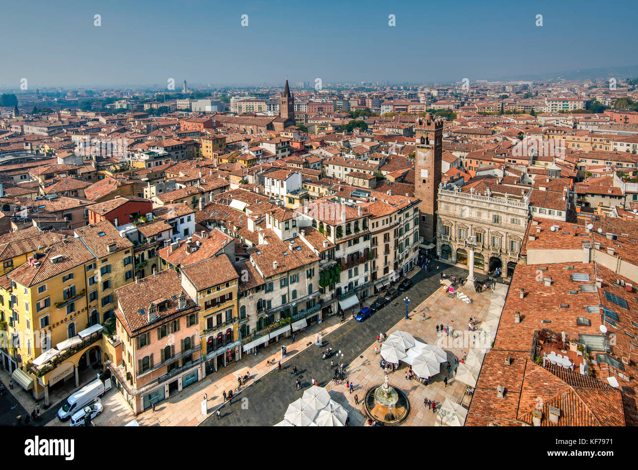 Piazza delle Erbe e piazza dello skyline della città, Verona, Veneto, Italia Foto Stock