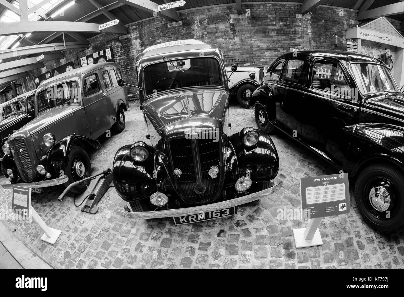Classic Cars, e veicoli a Bradford industrial museum, West Yorkshire, Inghilterra, Regno Unito Foto Stock