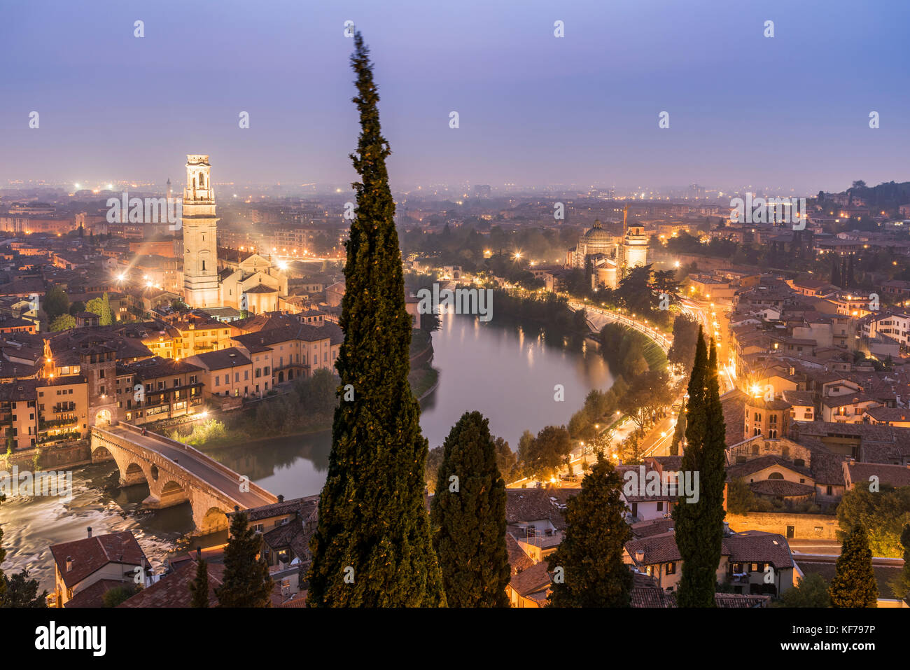 La notte dello skyline della città, Verona, Veneto, Italia Foto Stock