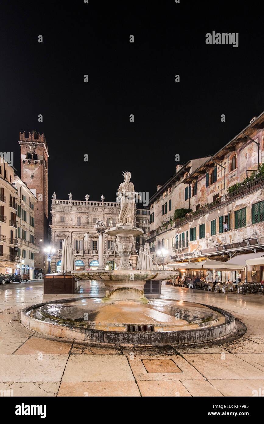 Vista notturna di Madonna Verona fontana di Piazza Piazza delle Erbe, Verona, Veneto, Italia Foto Stock