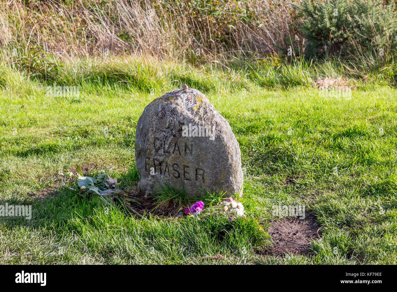 Una lapide di uno dei clan chieftains ucciso a Culloden Battlesite sito vicino a Inverness, Scotland, Regno Unito Foto Stock