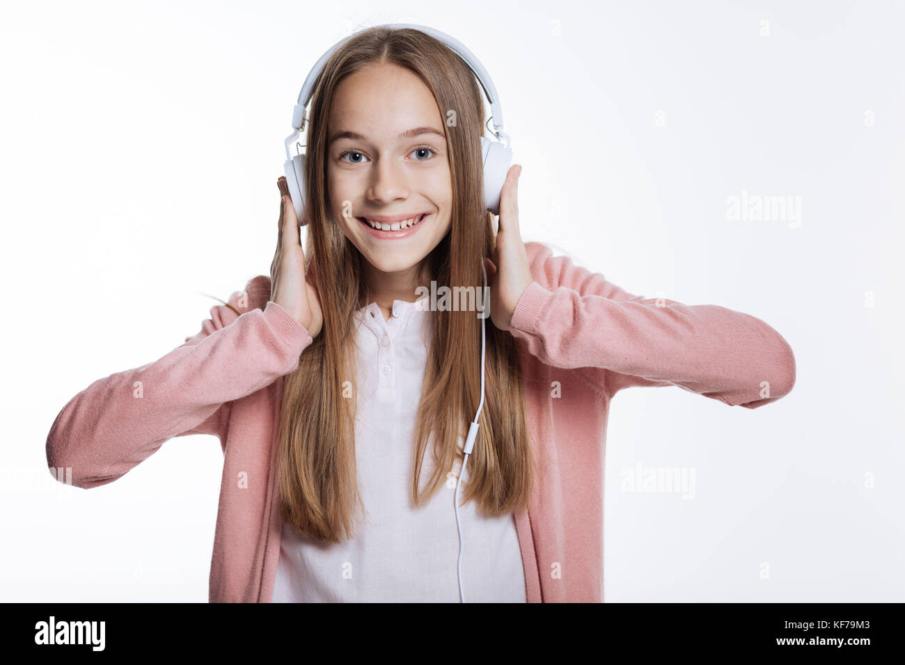 Allegro giovane ragazza ascoltando la musica nelle cuffie Foto Stock