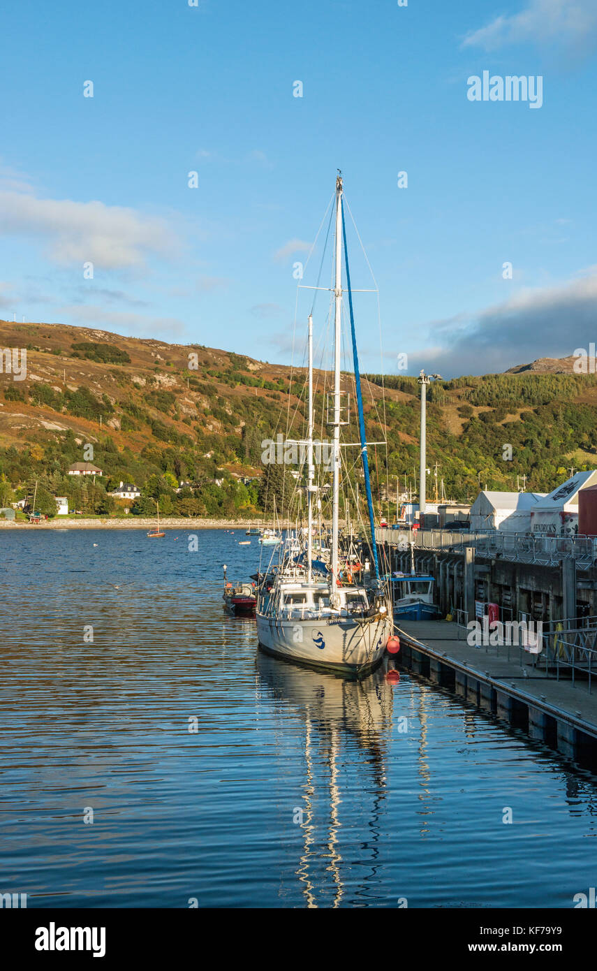 Ullapool Harbour con un yacht ormeggiati, Scozia Foto Stock