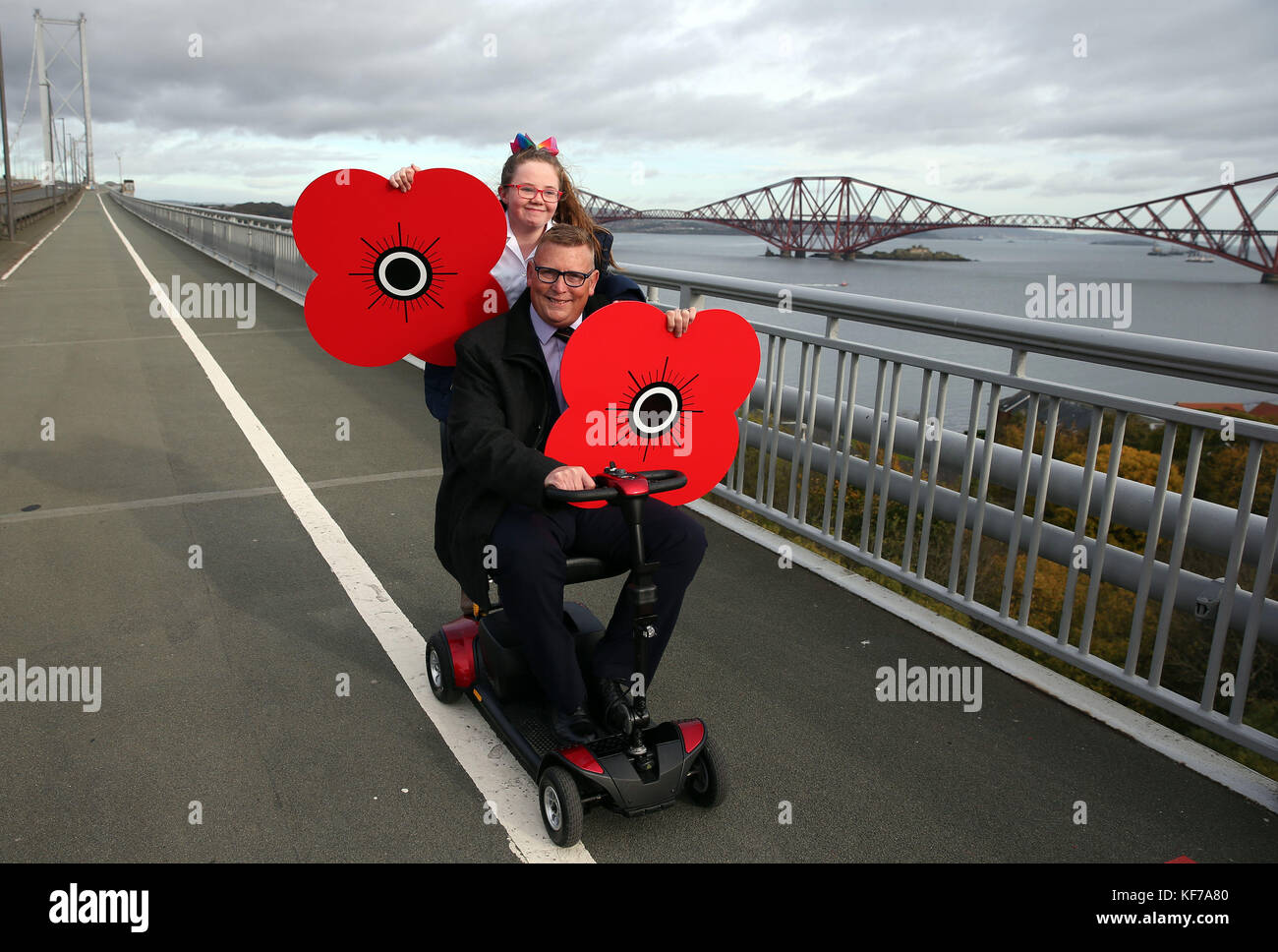 Charley Napier(10) dalla Uphall Primary School ha un ascensore con il veterano dell'esercito caporale Andrew McIntosh al lancio del 2017 Scottish Poppy Appeal, mentre attraversano il Forth Road Bridge vicino Edimburgo. Foto Stock