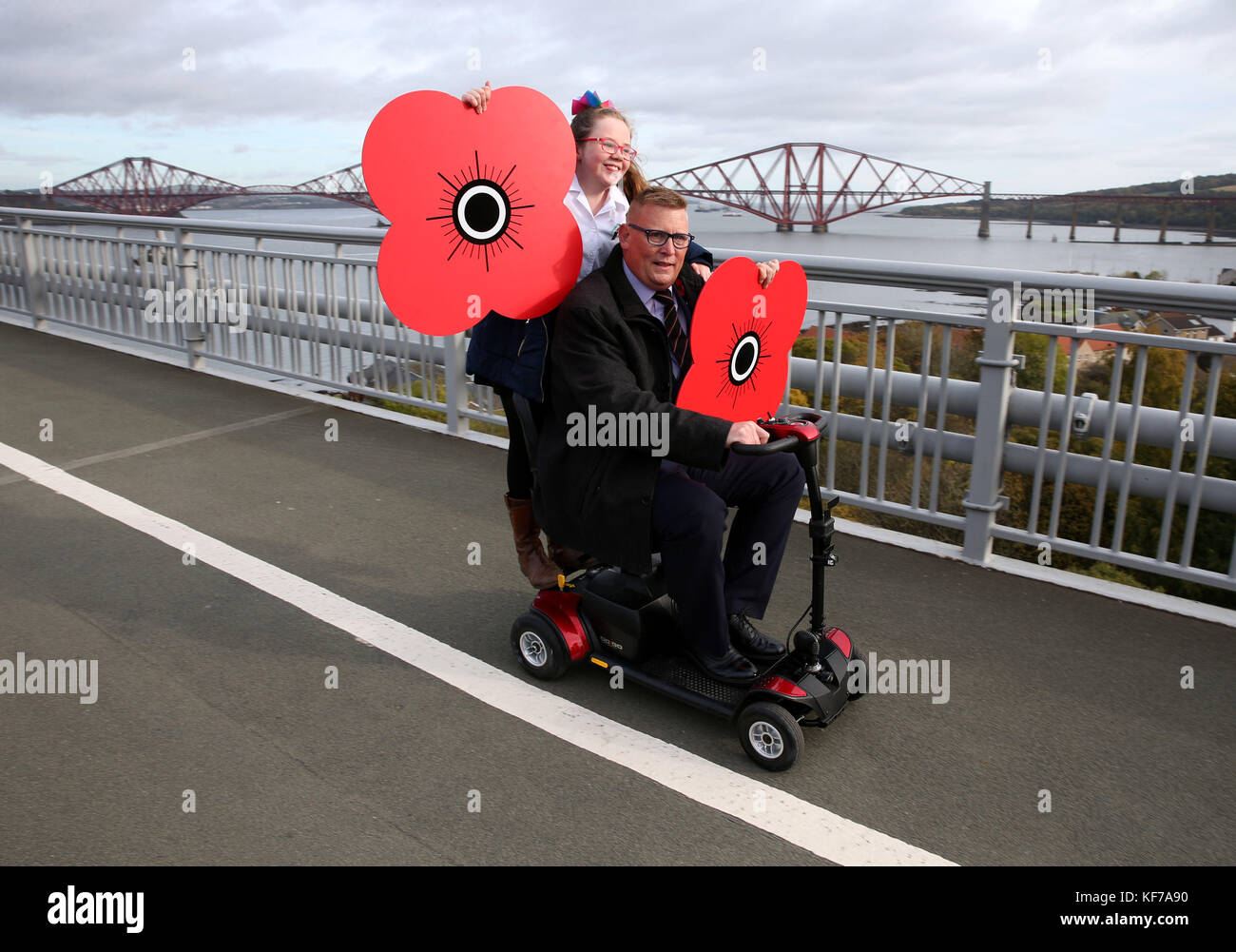 Charley Napier(10) dalla Uphall Primary School ha un ascensore con il veterano dell'esercito caporale Andrew McIntosh al lancio del 2017 Scottish Poppy Appeal, mentre attraversano il Forth Road Bridge vicino Edimburgo. Foto Stock