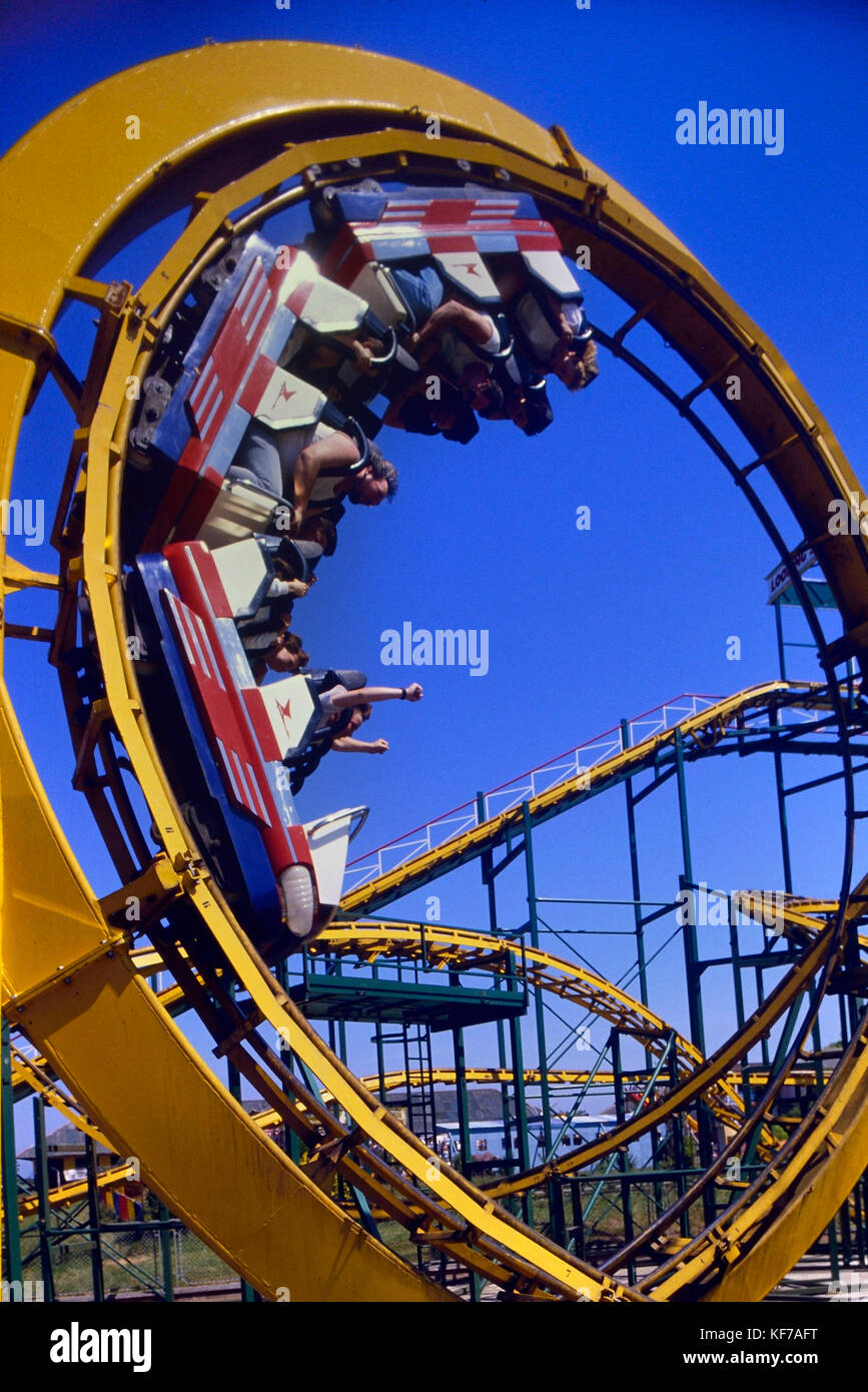 Il looping Star rollercoaster al Butlins Ayr, Wonderwest mondo holiday camp di Scozia, Regno Unito.Circa ottanta Foto Stock