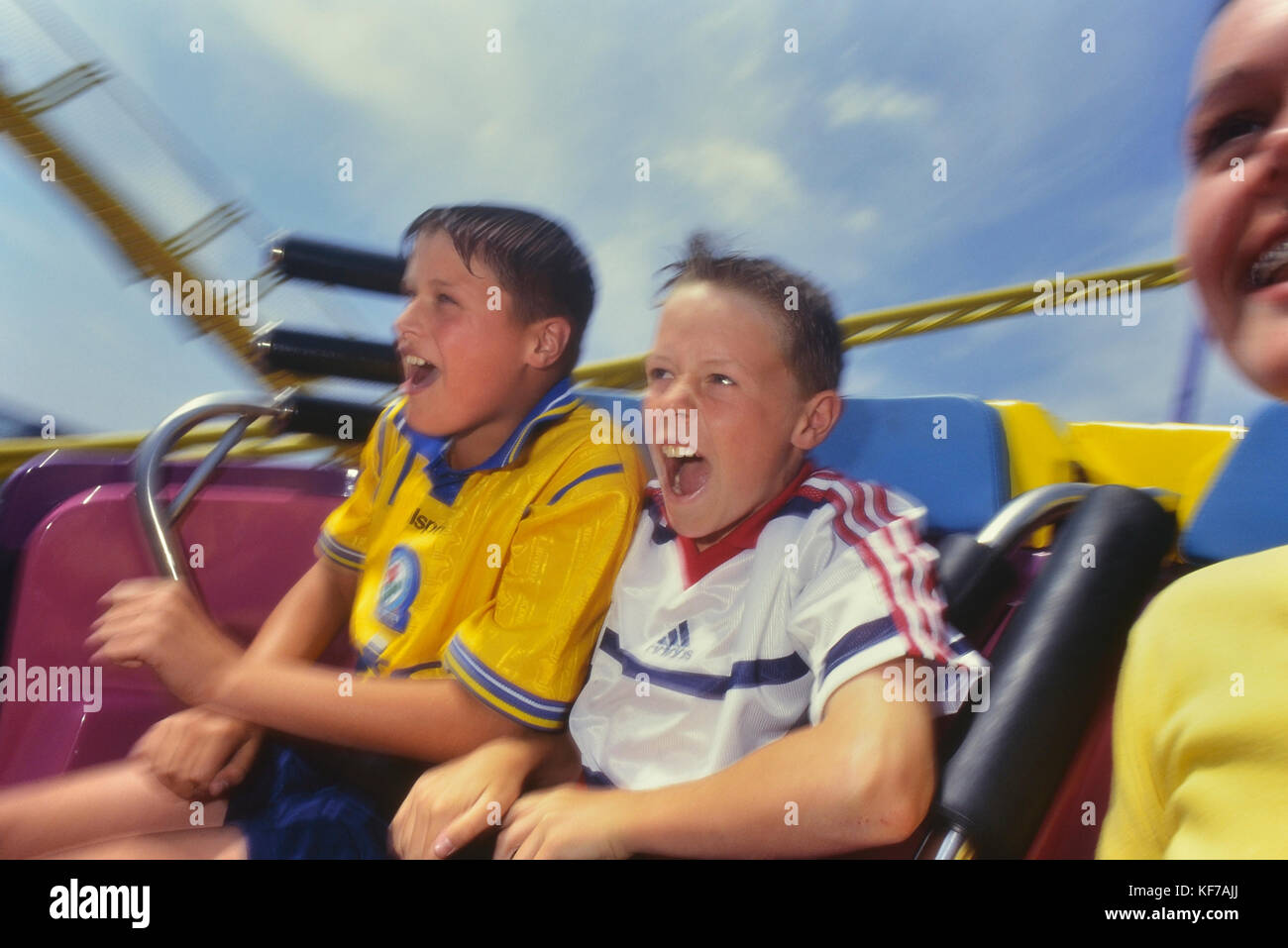 Giovani godendo un divertimento ride, Blackpool, Lancashire, Inghilterra, Regno Unito Foto Stock