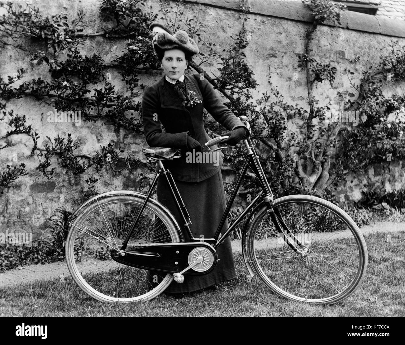 Femmina edwardian ciclista Foto Stock