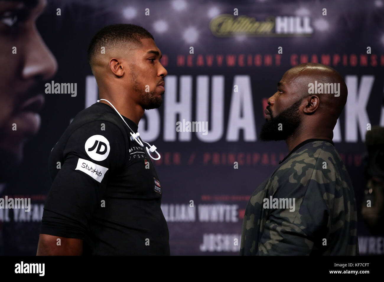 Anthony Joshua e Carlos Takam si affrontano durante la conferenza stampa al Museo Nazionale di Cardiff. Foto Stock