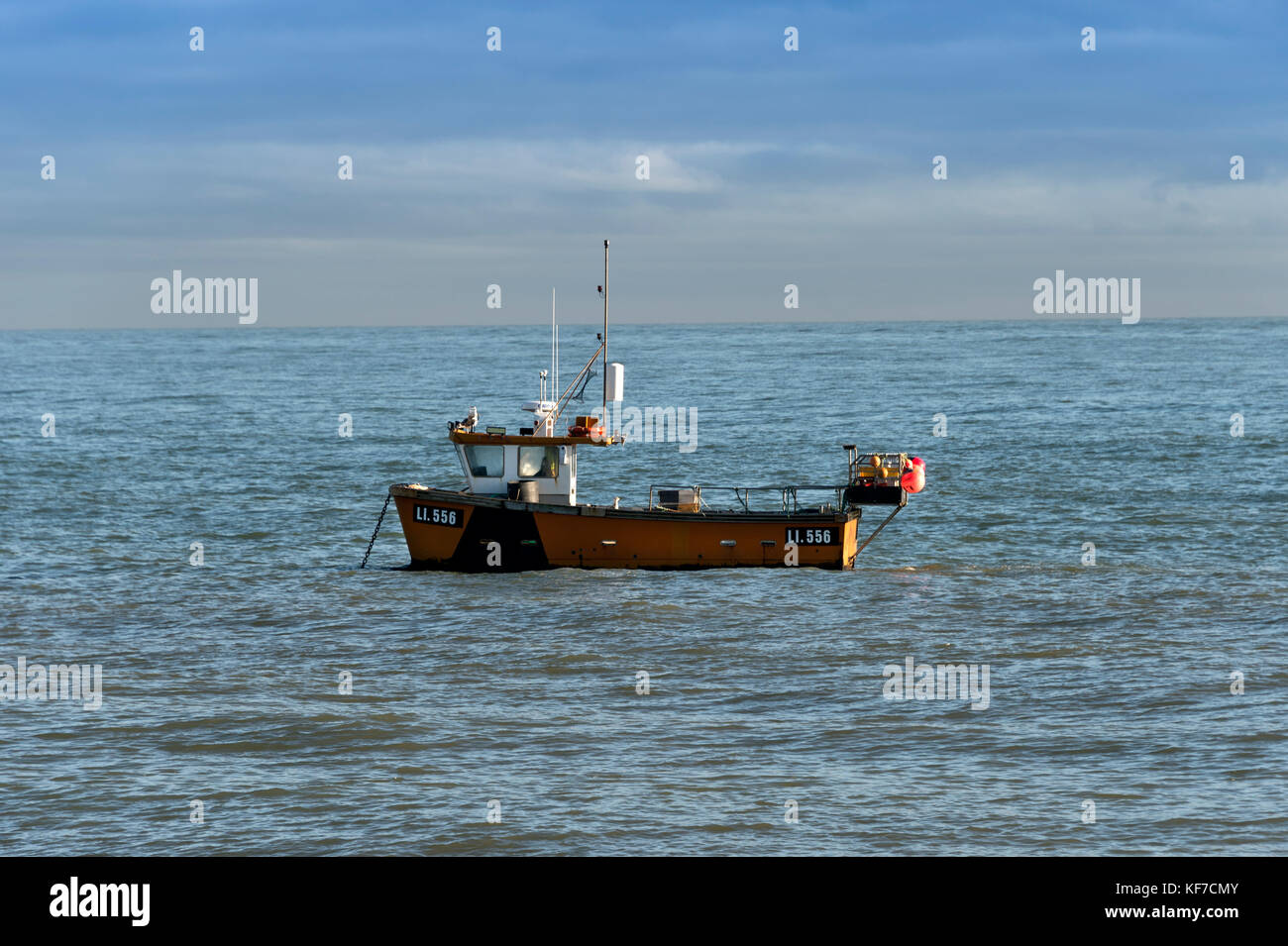 Commerciale arancione barca da pesca LI556 ormeggiato a Selsey, Sussex, Regno Unito Foto Stock