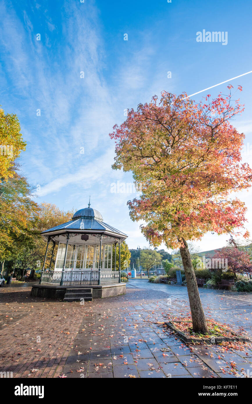 Bella bandstand vittoriano nel quartiere storico di Dartmouth, devon in un parco pubblico con alberi in splendidi colori autunnali su una soleggiata giornata di ottobre Foto Stock