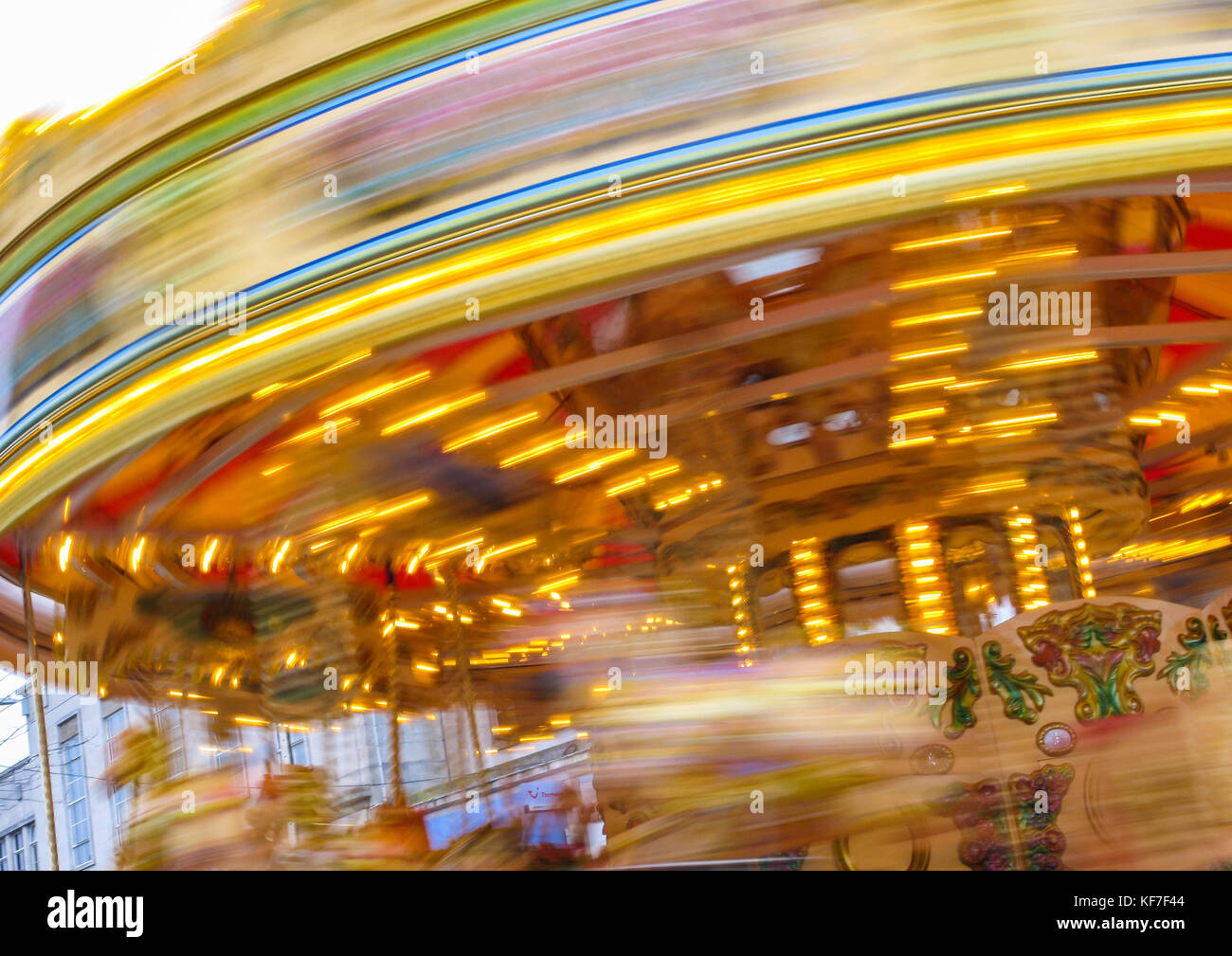 Un Natale allegro-go-round nel centro città di Southampton in corsa fino a Natale. Foto Stock