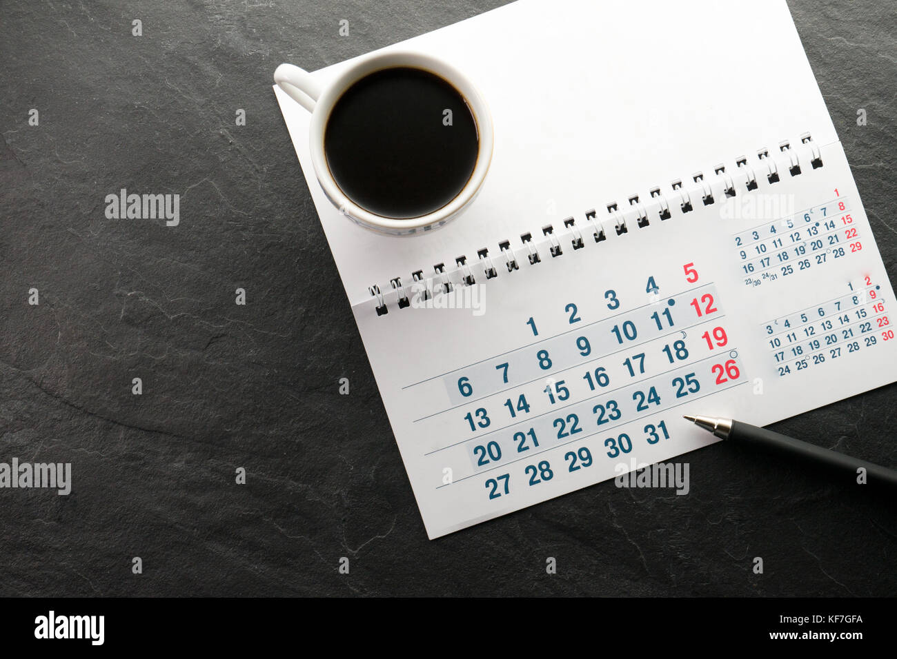 Venerdì nero, calendario, penna e la tazza di caffè con spazio libero in orizzontale Foto Stock