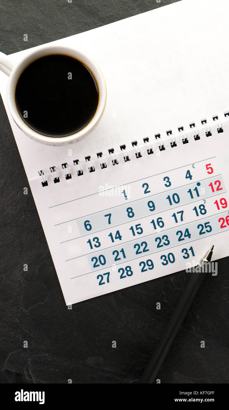 Venerdì nero, calendario, penna e la tazza di caffè con close-up verticale Foto Stock