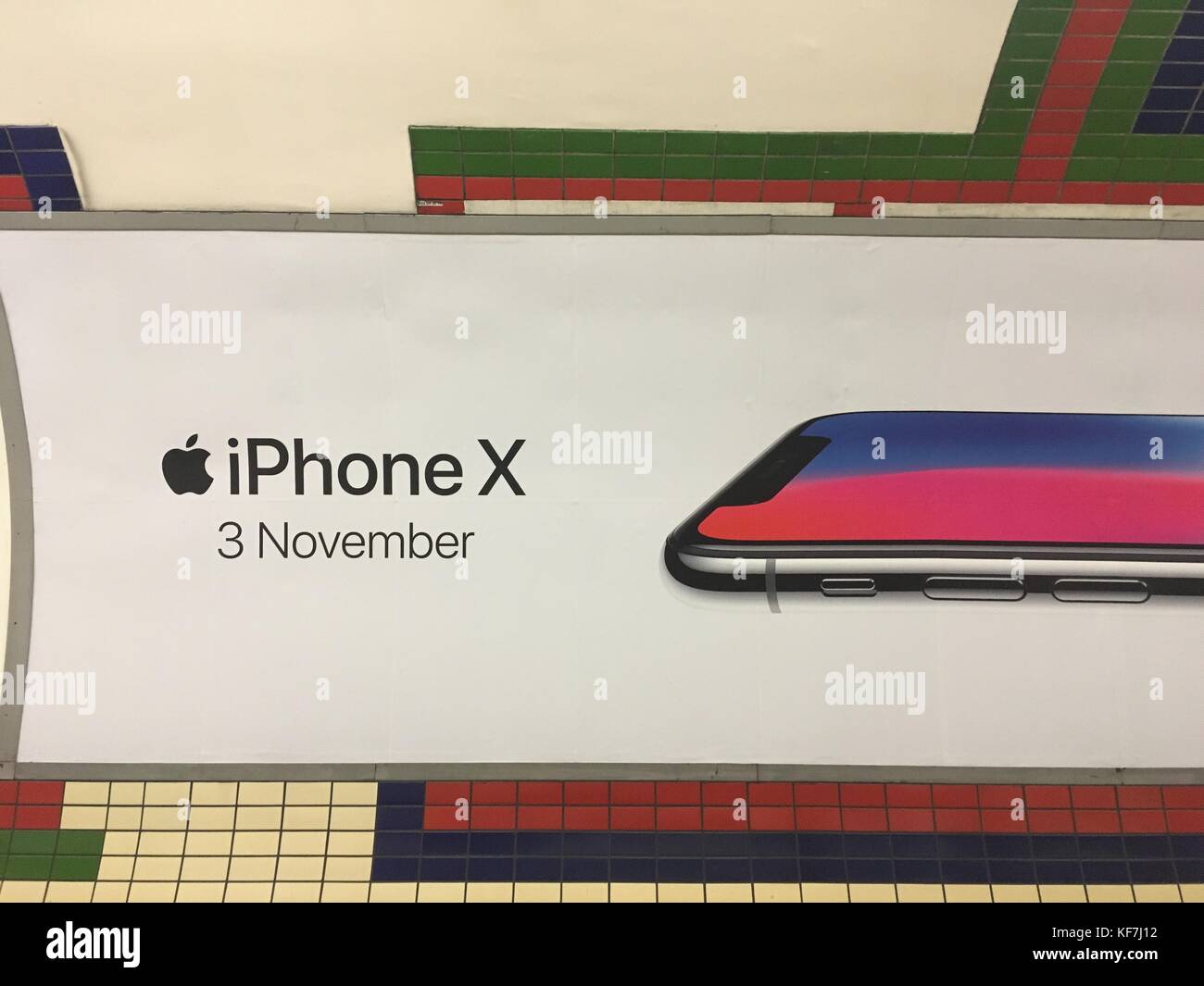LONDRA, Regno Unito - 25 OTTOBRE 2017: Un cartellone pubblicitario per il nuovo smartphone iPhone X di Apple Foto Stock