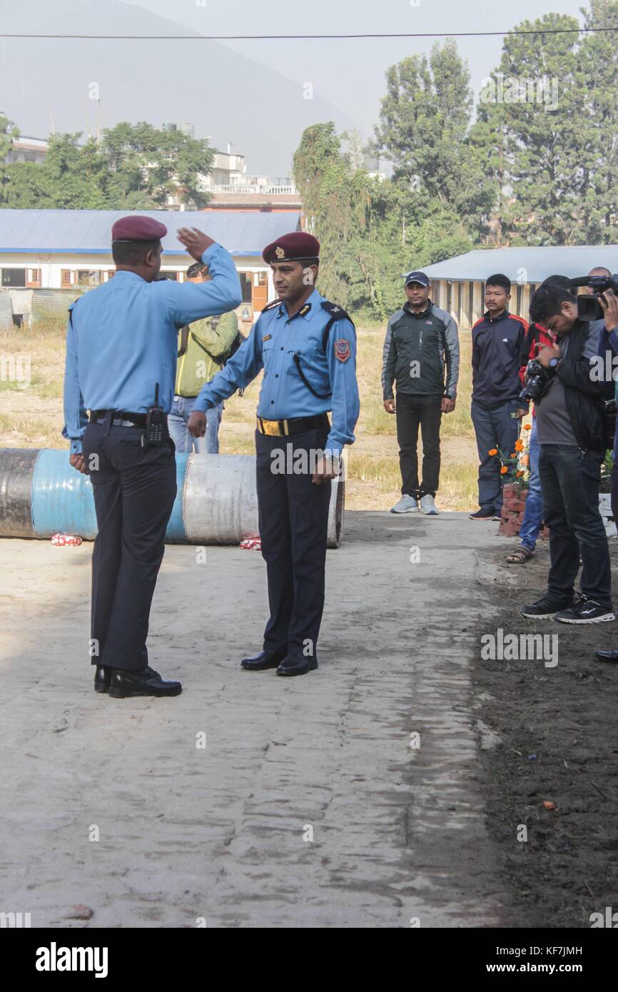 Noemie repetto / le pictorium - tihar è festival in Nepal, Kathmandu. l adorazione dei cani alla formazione della polizia cani scuola. - 19/10/2017 - Nepal / kathmandu - tihar è festival in Nepal, Kathmandu. l adorazione dei cani in addestramento cani di polizia scuola di polizia migliore cane cerimonia del premio per la polizia nepalese, come pure la cerimonia di pensionamento. Poiché la festa delle luci ha avuto luogo anche la polizia e i cittadini hanno partecipato il cane adorando come tradizione dettami. Foto Stock