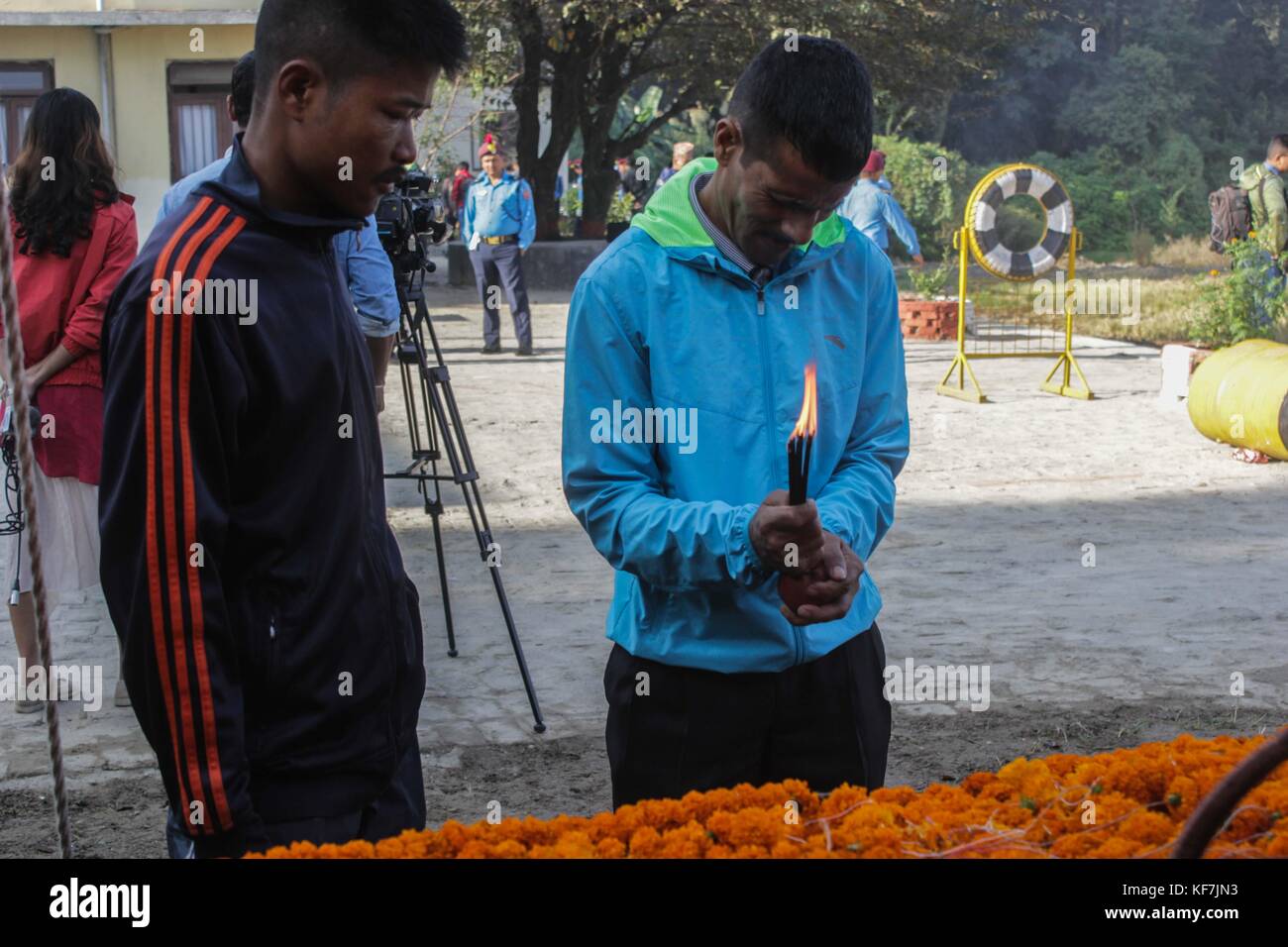 Noemie Repetto / le Pictorium - Festival Tihar in Nepal, Kathmandu. Adorazione dei cani alla scuola di addestramento dei cani della polizia. - 19/10/2017 - Nepal / Kathmandu - Festival Tihar in Nepal, Kathmandu. Adorazione dei cani alla scuola di addestramento dei cani della polizia. Cerimonia di premiazione dei migliori cani della polizia per la polizia nepalese, nonché cerimonia di ritiro. Poiché anche la festa delle luci ha avuto luogo, la polizia e i cittadini hanno partecipato al cane adorando come la tradizione dettata. Foto Stock