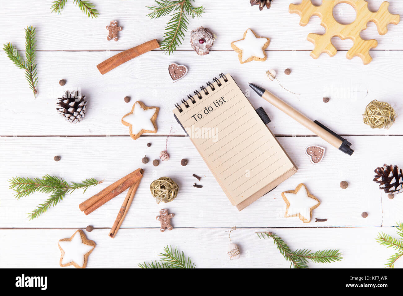 Vacanze Di Natale Decorazioni E Notebook Con Lista Da Fare Su Bianco Vintage Dalla Tabella Sopra Natale Il Concetto Di Pianificazione Piatto Stile Laici Foto Stock Alamy