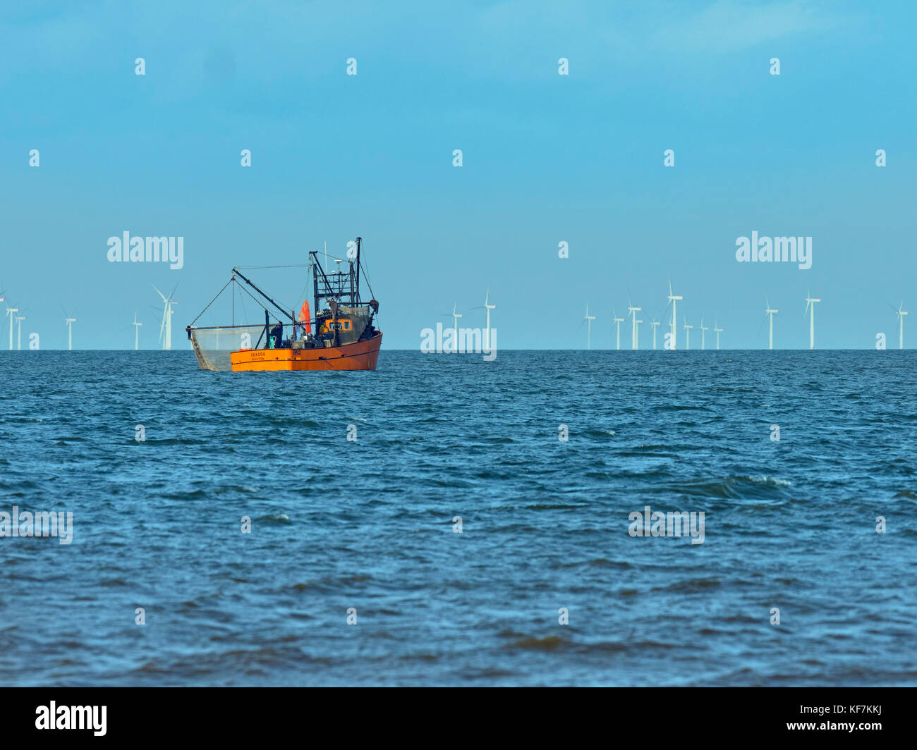 Barca da pesca di gamberetti off Titchwell Spiaggia Riserva Naturale Norfolk Foto Stock