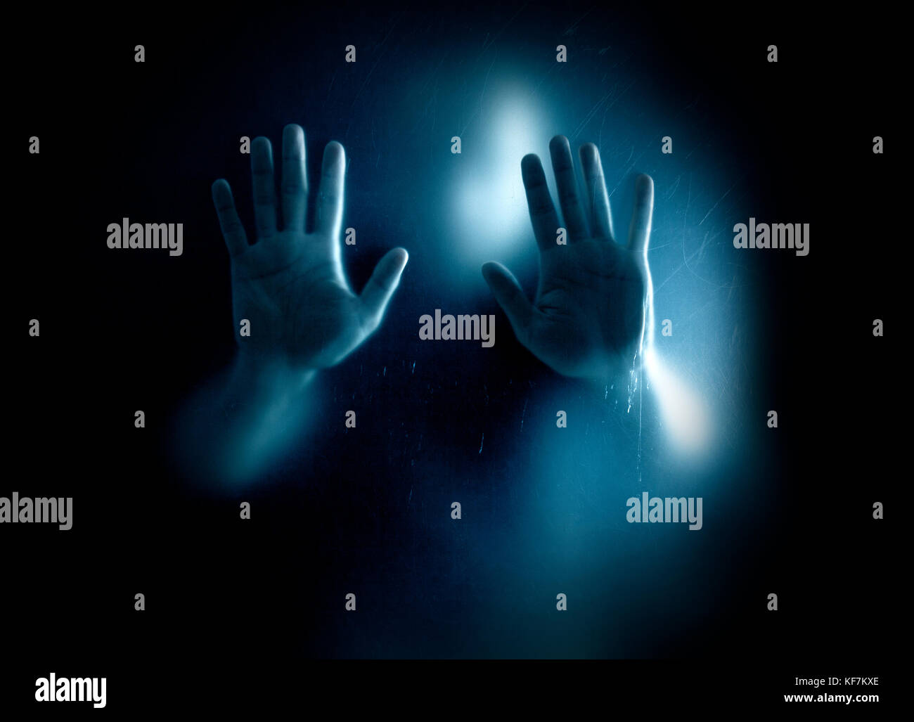 Figura oscura intrappolata dietro un polveroso vetro graffiato Foto Stock