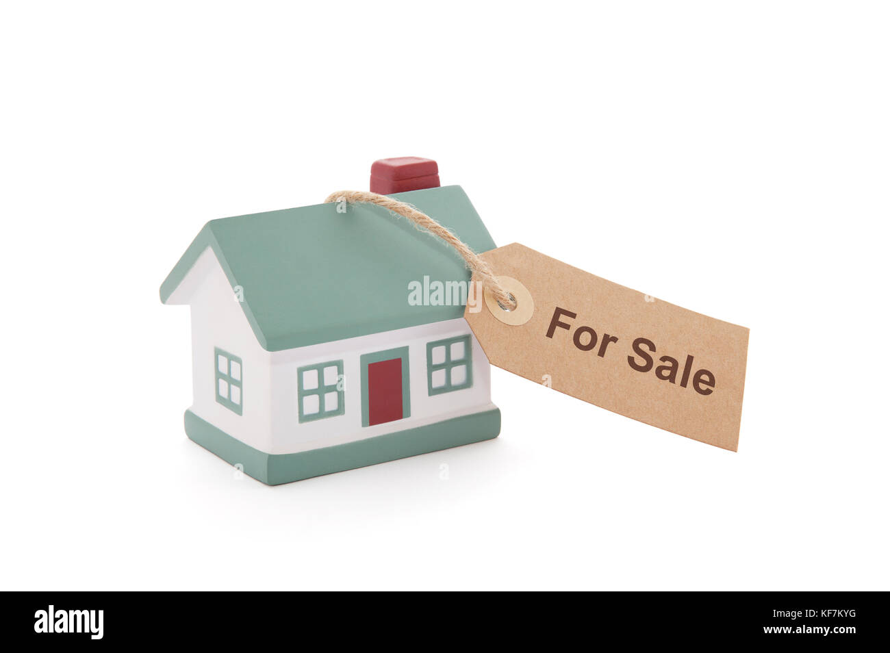 Piccola casa con in vendita tag legati con spago su sfondo bianco Foto Stock